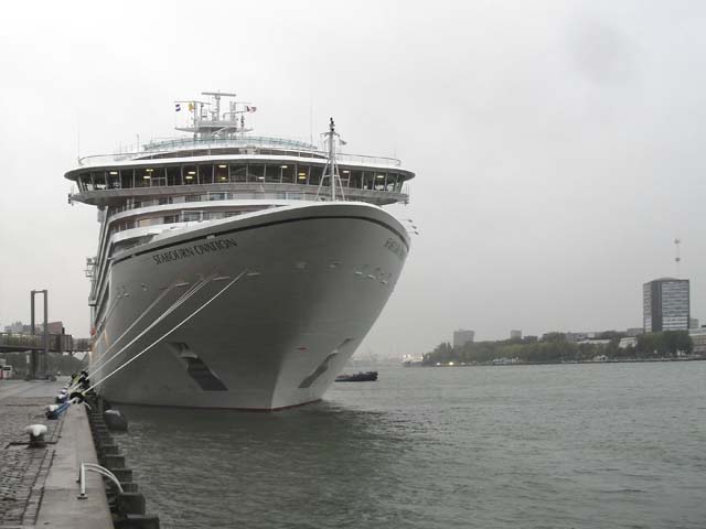 Cruiseschip ms Seabourn Ovation van Cruise & Maritime Voyages aan de Cruise Terminal Rotterdam